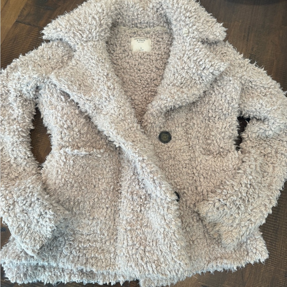 Abercrombie & Fitch Shaggy Teddy coat in oatmeal!  Size Small! 🖤